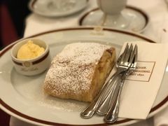苹果卷-Cafe Sacher(WIEN)