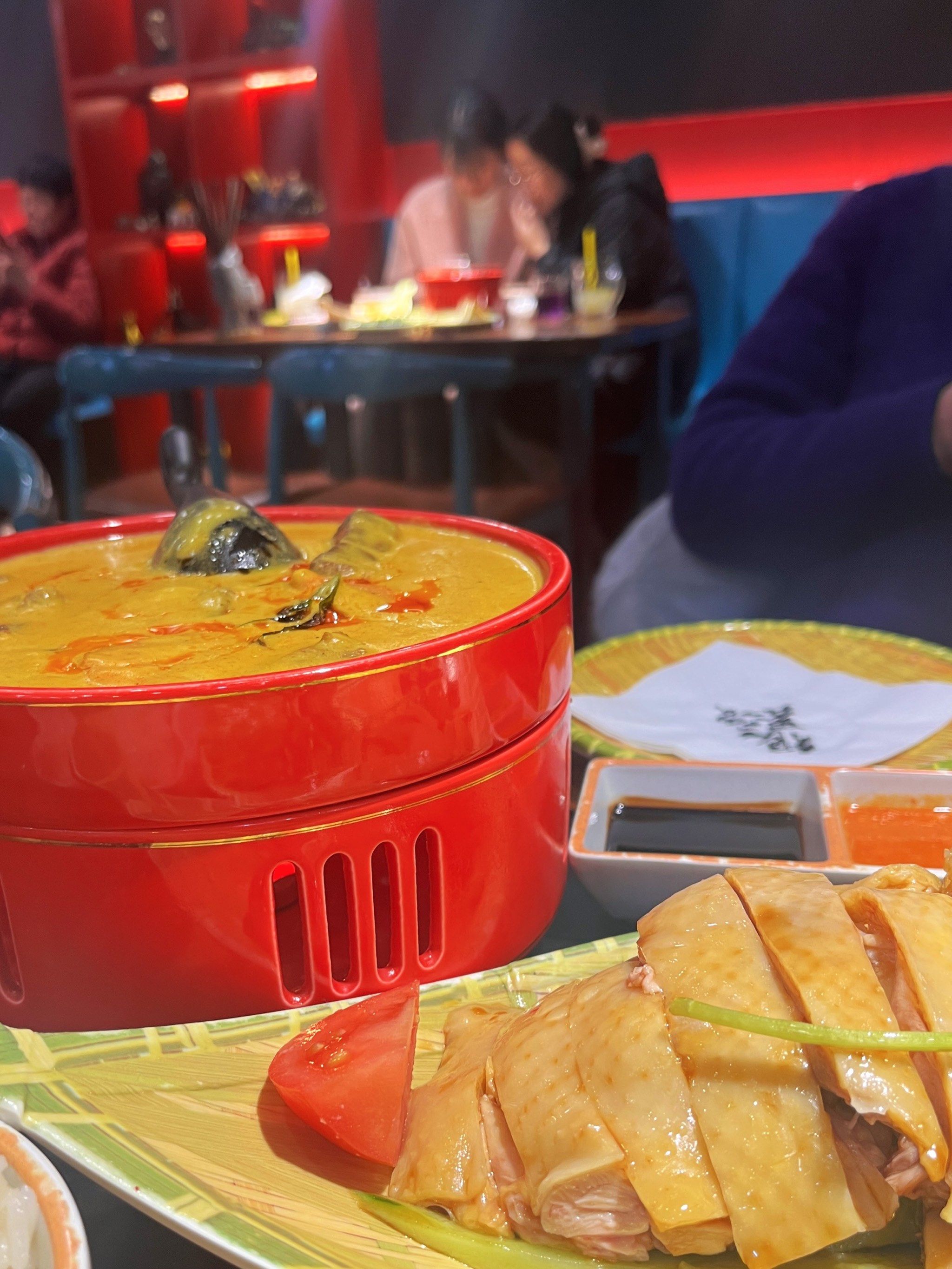 非常新加坡的海南鸡饭