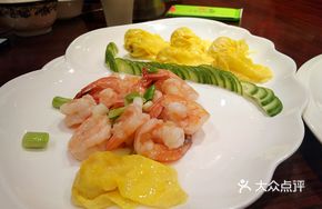 Egg Dumpling with Tail-Shaped Shrimp