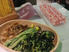 -洪氏嗨捞·广东猪肚鸡·椰子鸡火锅(西咸万象城店)