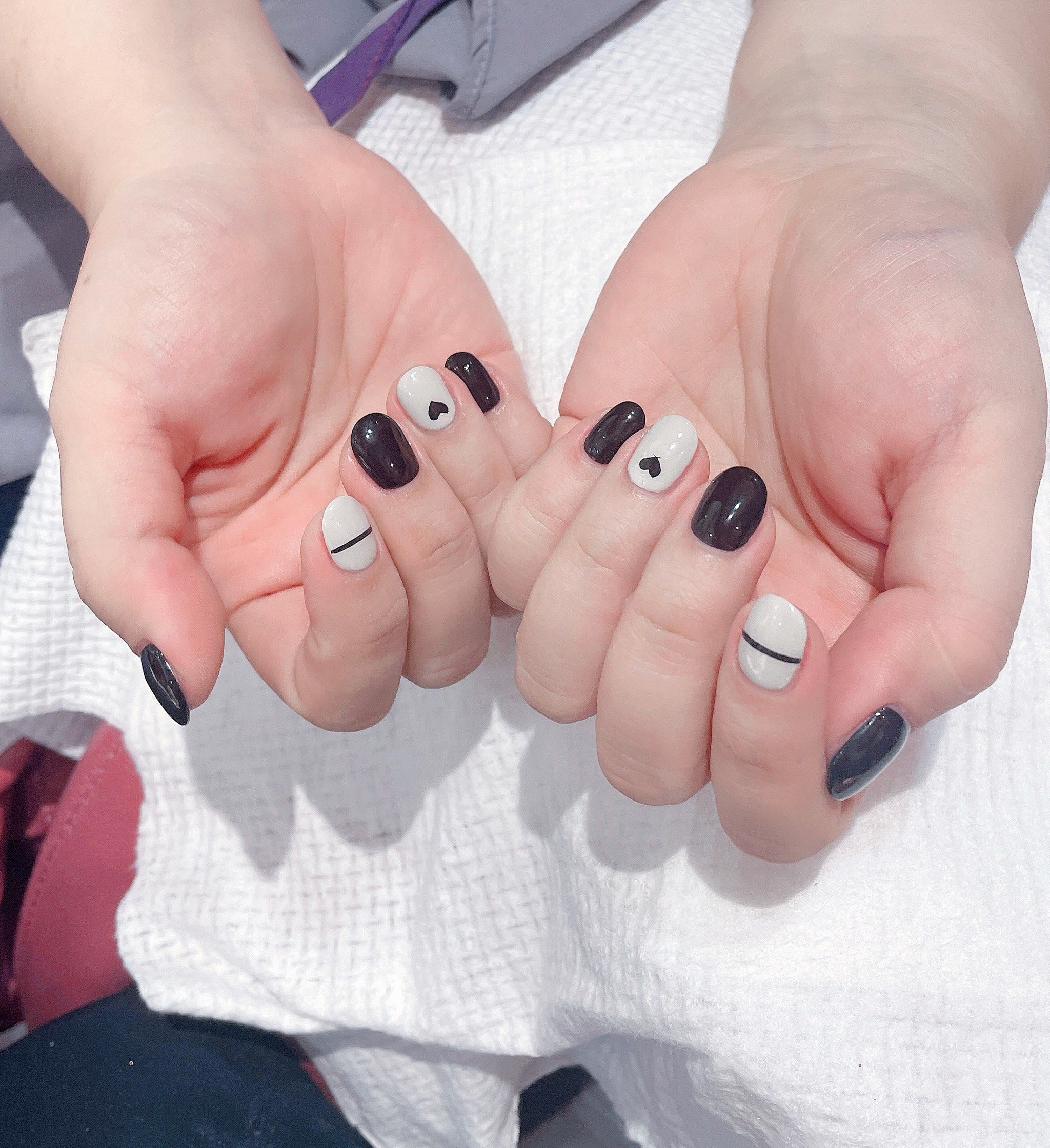 💅✨ 黑白美甲,时尚与经典的完美结合