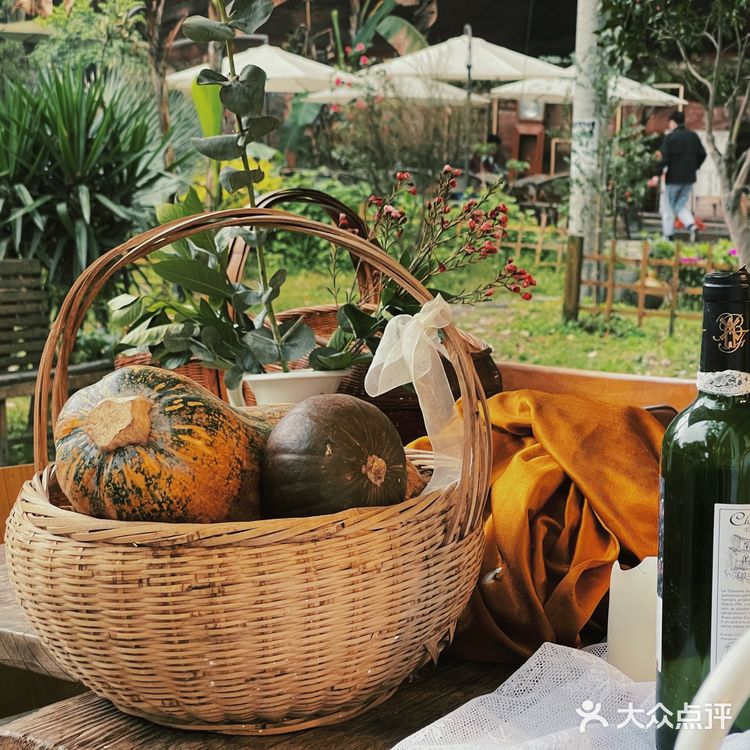 等车途中的乡村风咖啡馆-田也