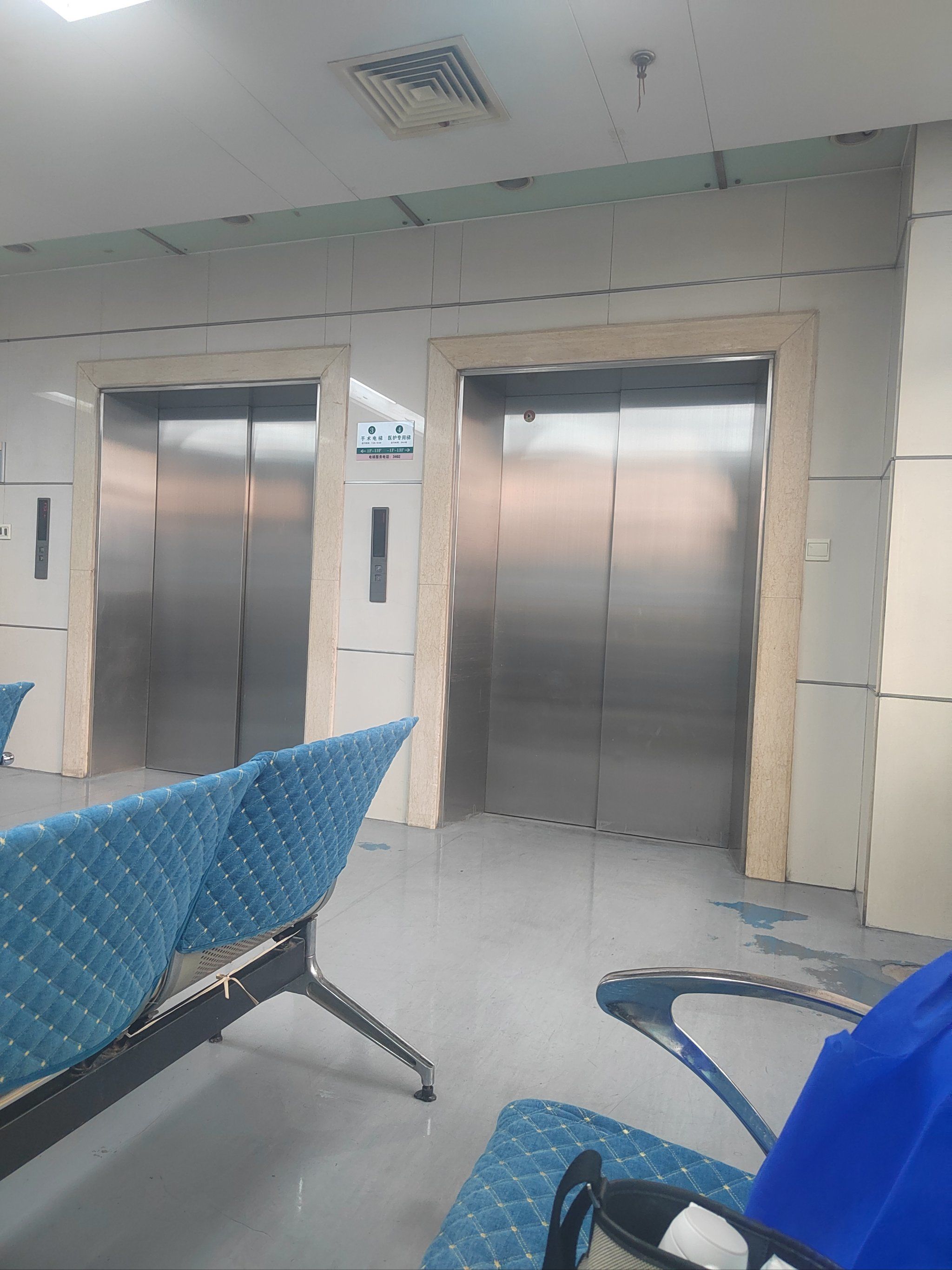 医院走廊的宽敞感