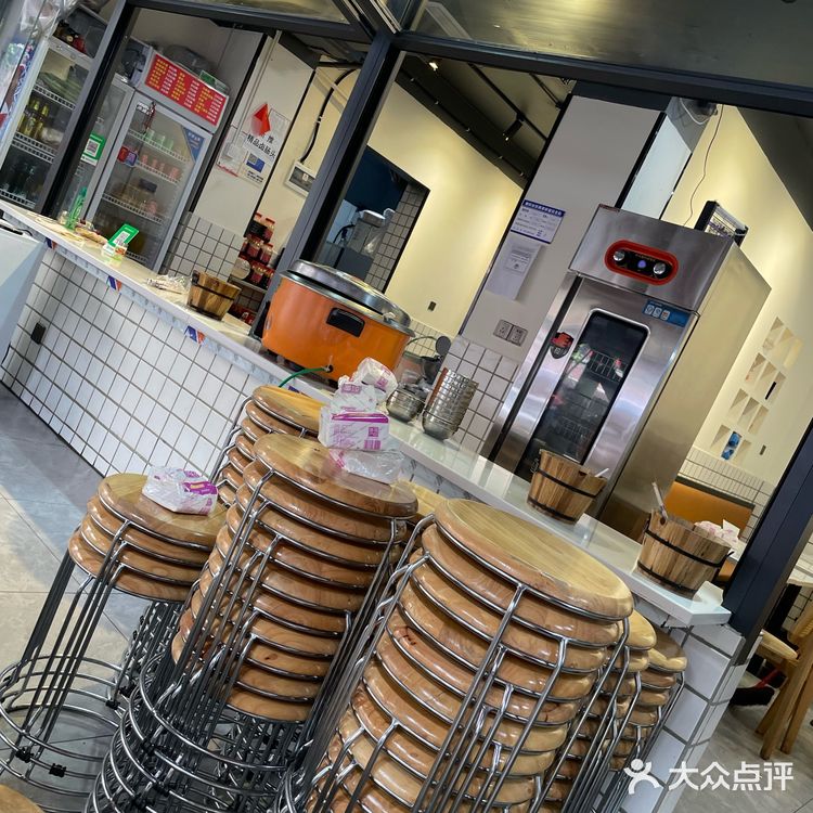 每一口都仿佛在诉说着曹氏的独特故事。无论是单独品尝