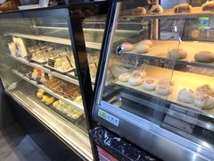 面包甜点陈列柜-啊噗吐呦现场烘焙(麦凯乐店)