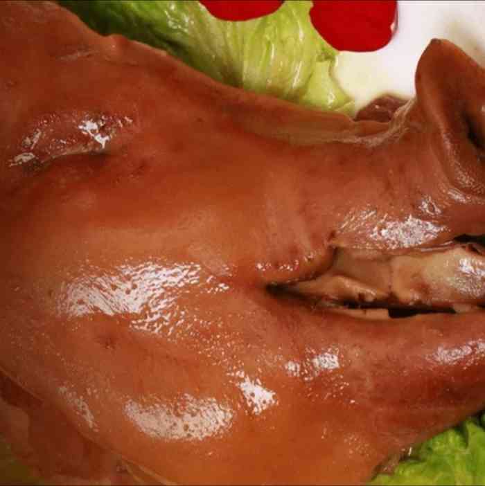 绝对正宗六合猪头肉,卤得很到位.