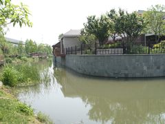 后花园看到的康桥别墅护城河-上海浦东康桥绿地假日酒店
