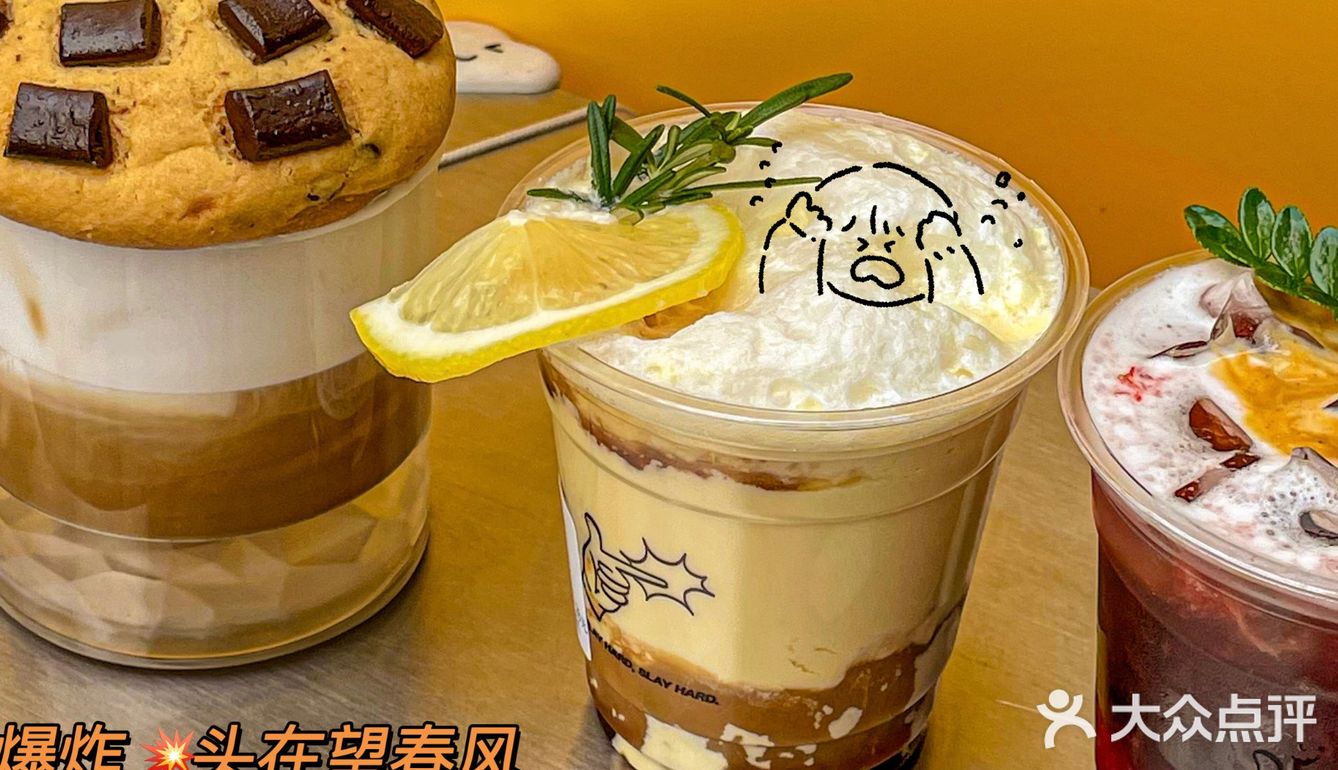 可以把曲奇沾着奶泡喝搅拌一下味道更嗲！