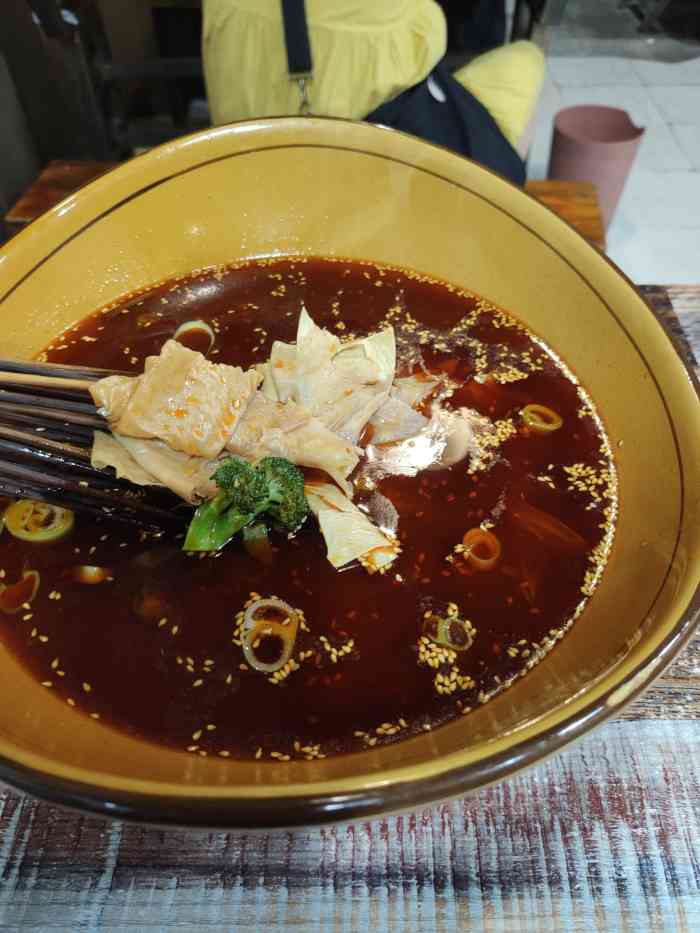 五星记忆冷锅串串-"在路口看着很小的一家店面 但进去里面还.