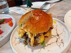 疯狂手撕牛肉牛油果苹果沙拉汉堡-The Rug Cafe(王府中环店)