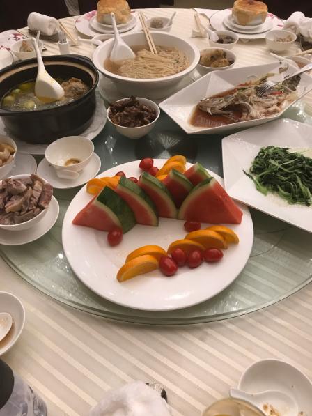 今晚在金陵饭店杨子厅用餐服务员滕菲张娟服务十分好给我们换了很多次