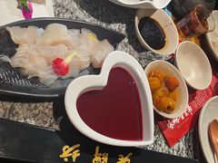 -老牌坊云南鱼豆花火锅(哈西万达店)