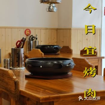 秒杀的一家烤肉店 双人餐花了80左右吧 我已经忘记了