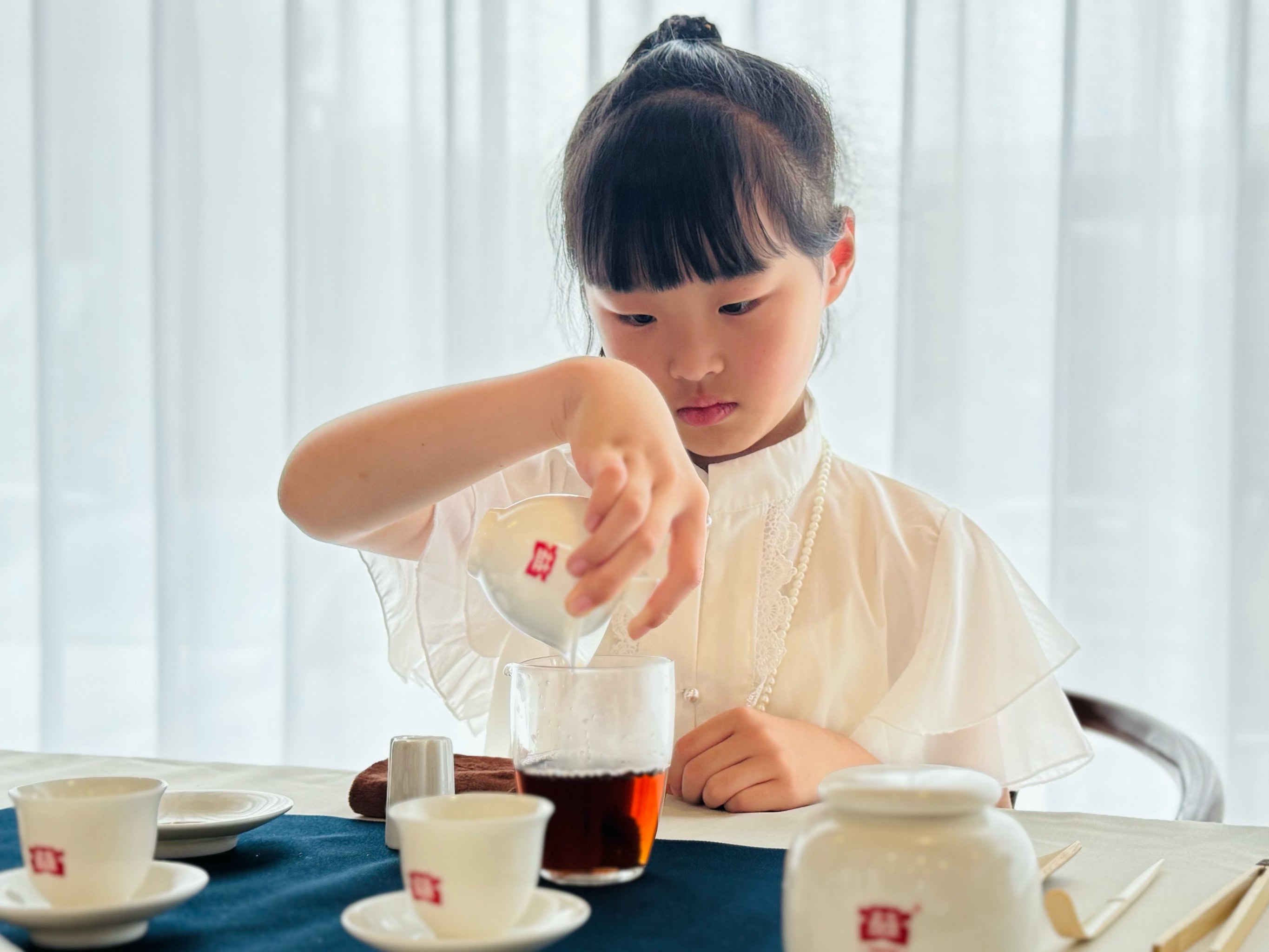 看着孩子专注地学习茶艺的一招一式,从认识茶具到优雅地冲泡,那认真的