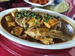 红烧鱼头-灶头屋里