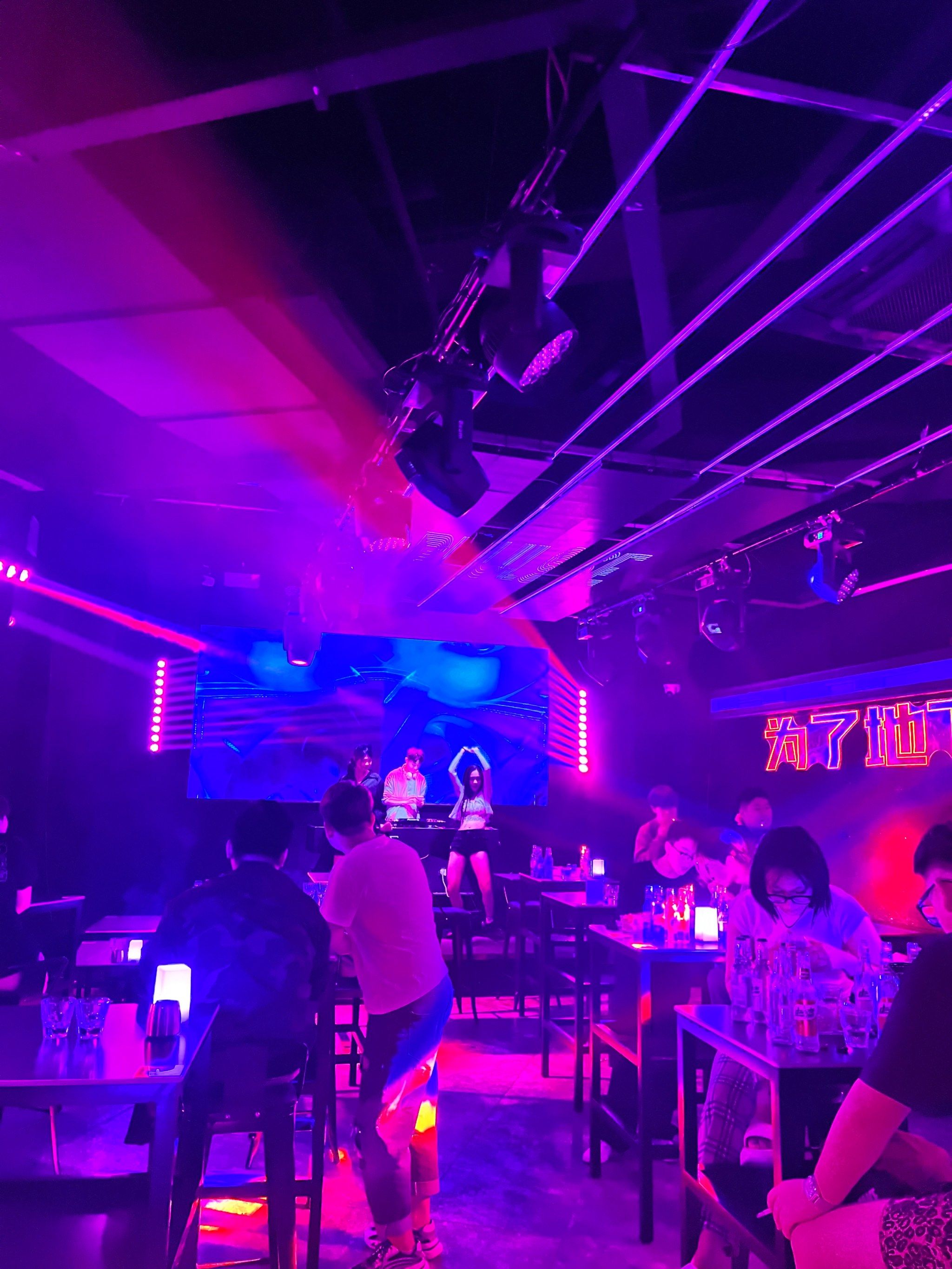 沈阳西塔类似布车风的酒吧🍻
属于年轻人的夜生活这不就来了嘛
