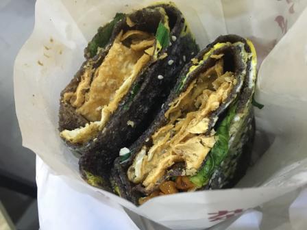 悟空轩杂粮煎饼-"点的紫米的煎饼果子,和在北京吃的不一样,.