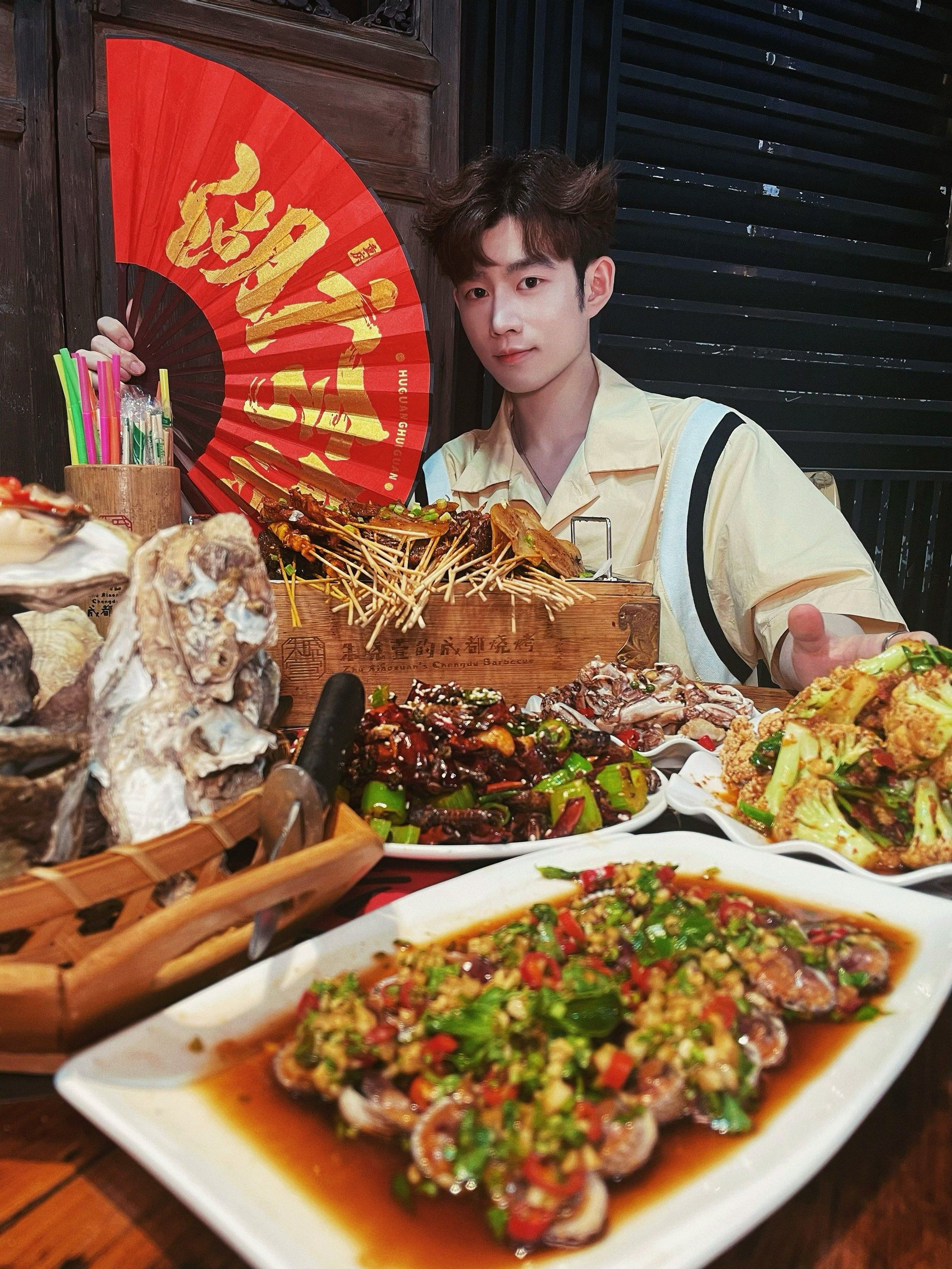 成都烧烤02i02草蜢05烤出来都能这么香