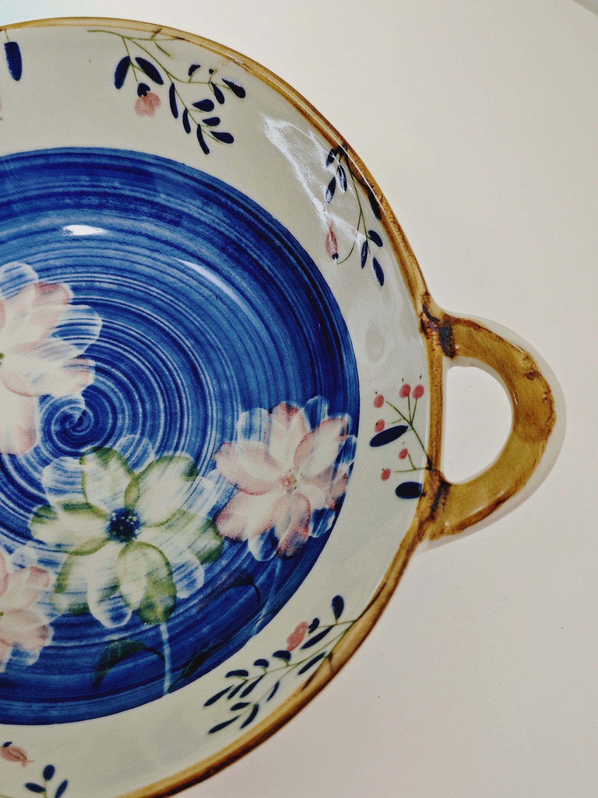 好漂亮的碗碗,看着它心情就会变好,花纹图