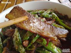 开片很大~像酱油肉，很香-曾牛肉
