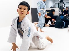 -菠萝格斗巴西柔术训练馆