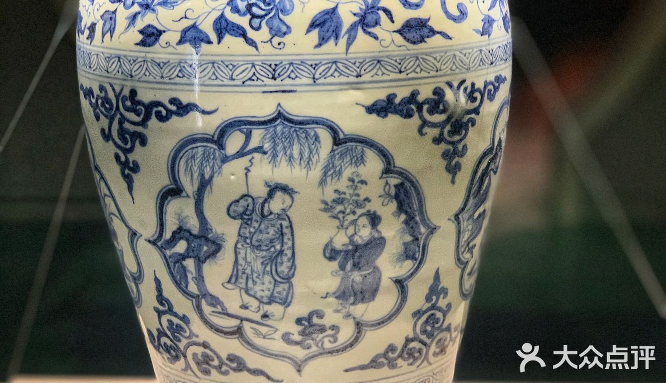                     游弋在楚文化中