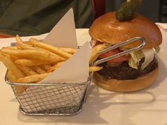 经典美式和牛牛肉汉堡-WOLFGANG PUCK KITCHEN & BAR(迪士尼小镇店)