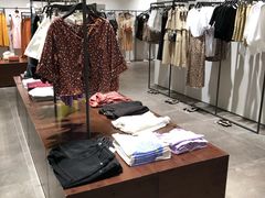 -URBAN REVIVO(高德置地广场·春广场店)