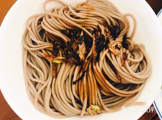 原料：葱、生抽、老抽、蚝油、白糖、面条 步骤：