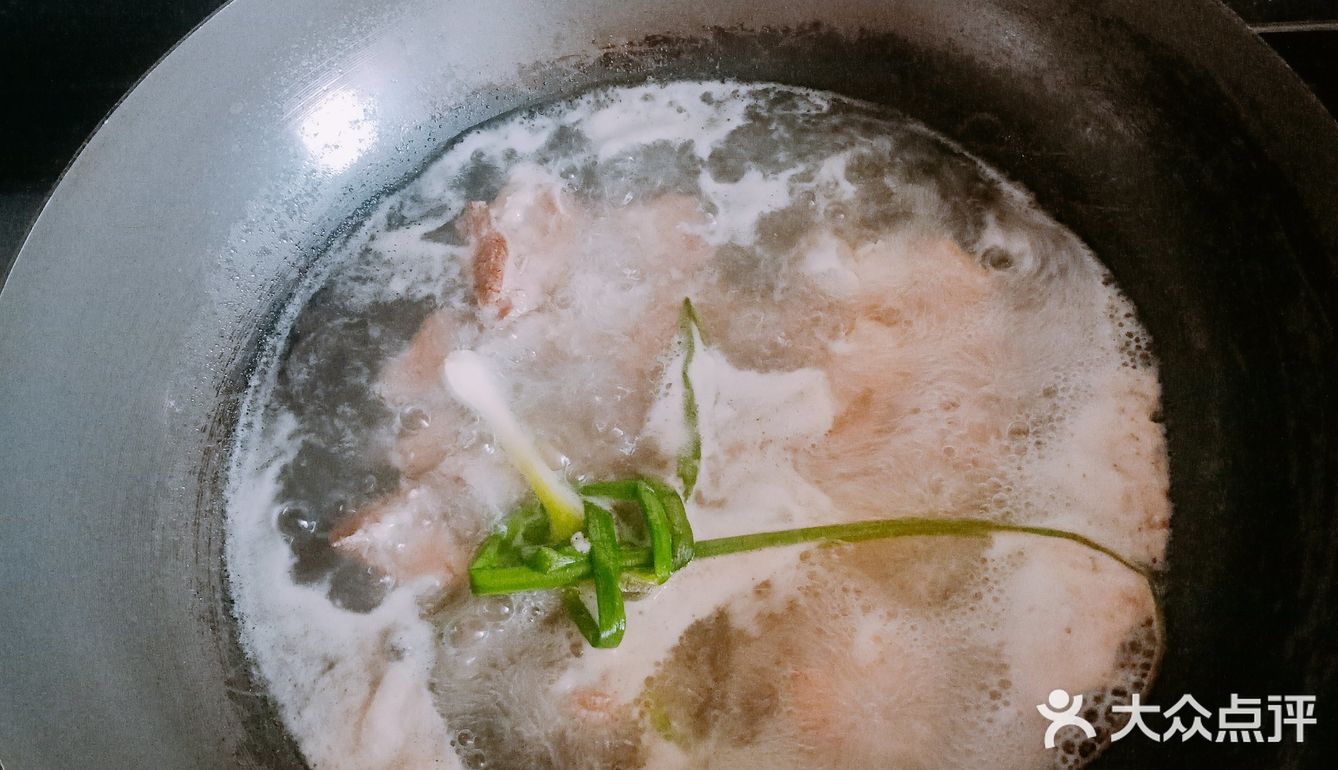 放入锅中焯水，加入葱段，料酒去腥解腻