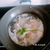 放入锅中焯水，加入葱段，料酒去腥解腻