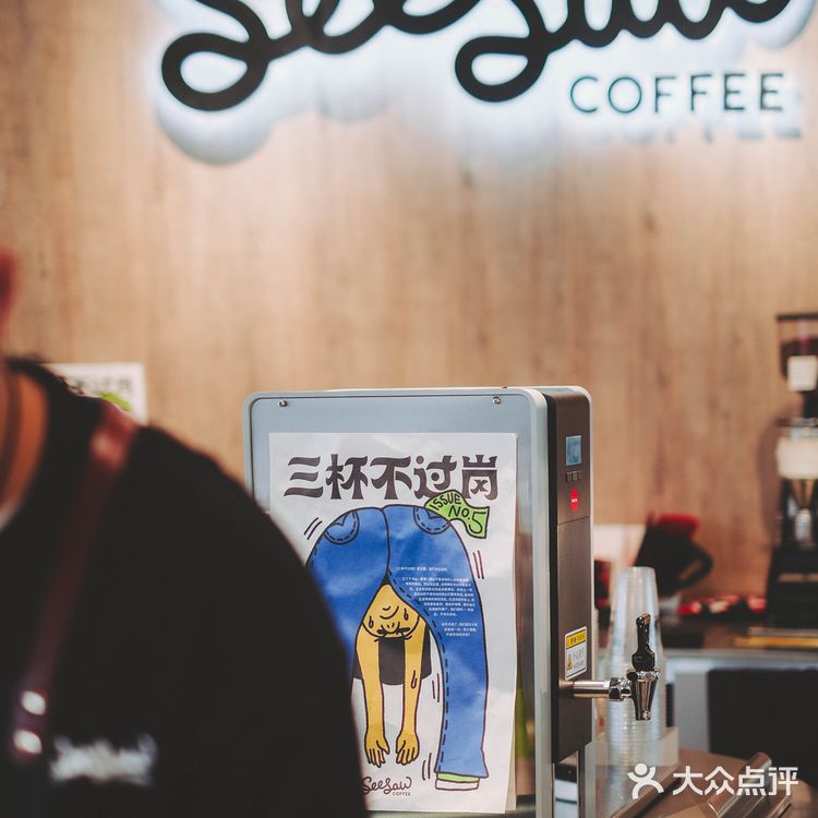 杭州西湖边开了家全玻璃的咖啡馆！