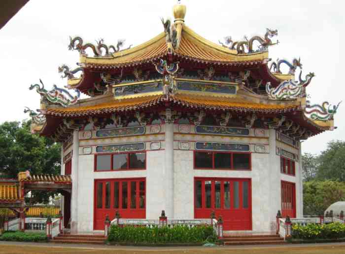 光明山普觉禅寺寺庙远离市区的熙熙攘攘,非常漂亮,宁静.