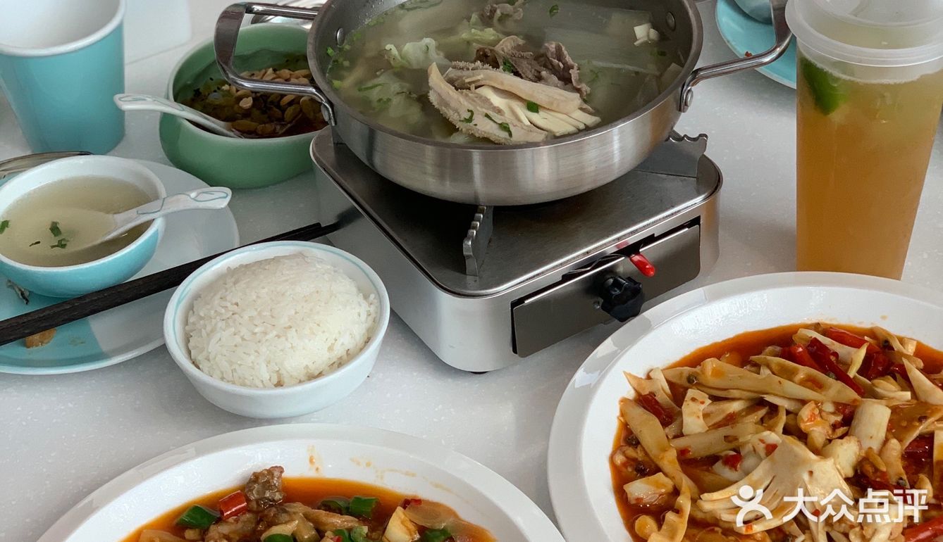 味道炒鸡正宗！里面的料也很多，牛肉炒鸡大片！