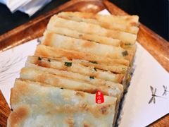 特色葱花饼-四季民福烤鸭店(外滩外白渡桥店)
