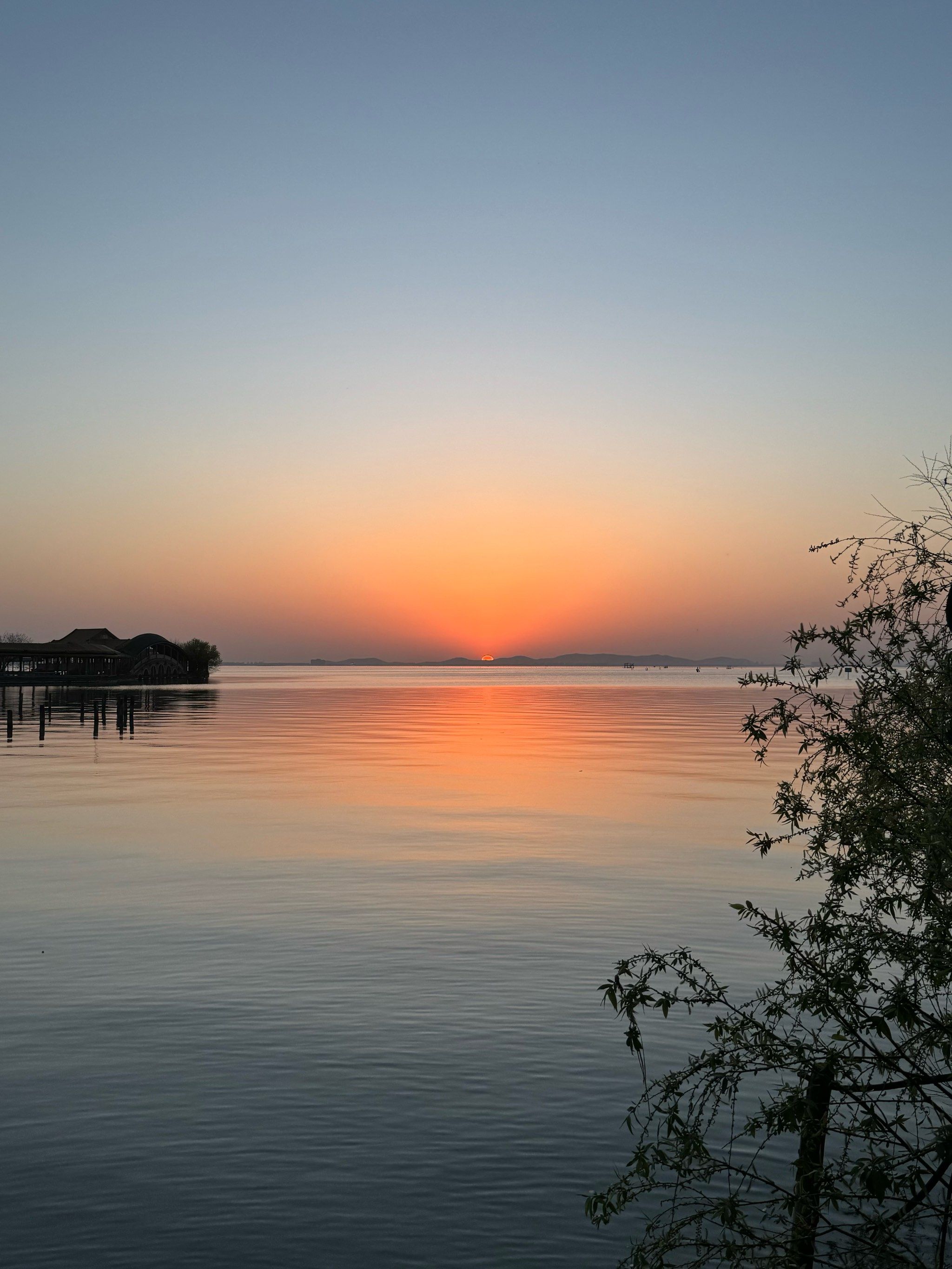挑一个艳阳高照的天儿,日落前一小时到达