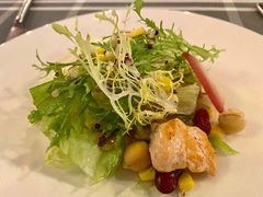 三文鱼藜麦沙拉-云卷云书咖啡厅