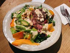 煎牛肉牛油果花椰菜色拉-Wagas沃歌斯(大学路店)