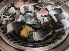 -围炉肉舍•炭烤活鳗•丹东海鲜烤肉(步行街店)