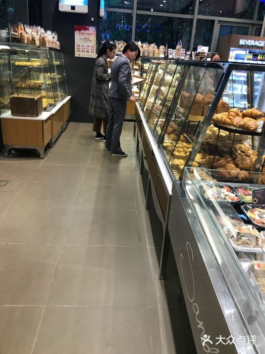 巴黎贝甜(杨浦宝地店)面包甜点陈列柜图片