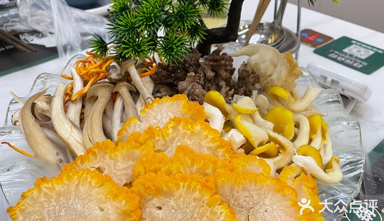 很鲜，主要是套餐菜真的很多都够三四个人吃