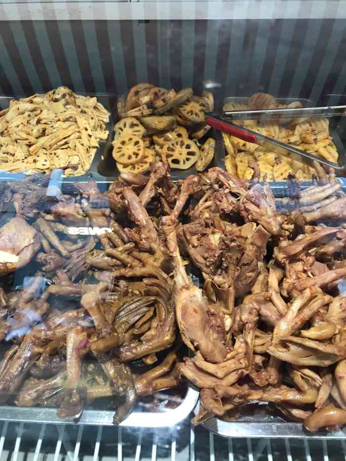 卤味轩鸭脖-"第一次吃是路过这条美食街,别的景点包浆豆.