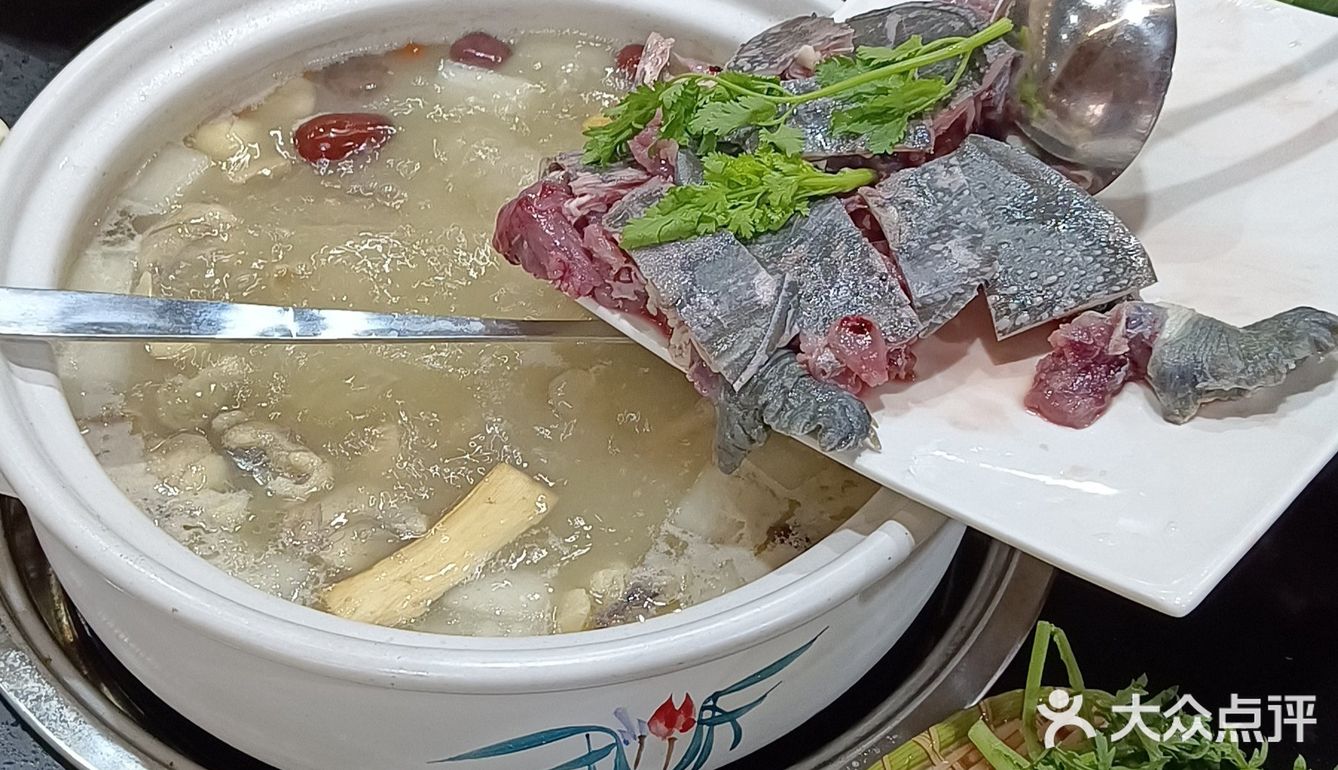 是吃鸭子火锅的，刚好没吃饭，就在他家吃了，汤超级好喝