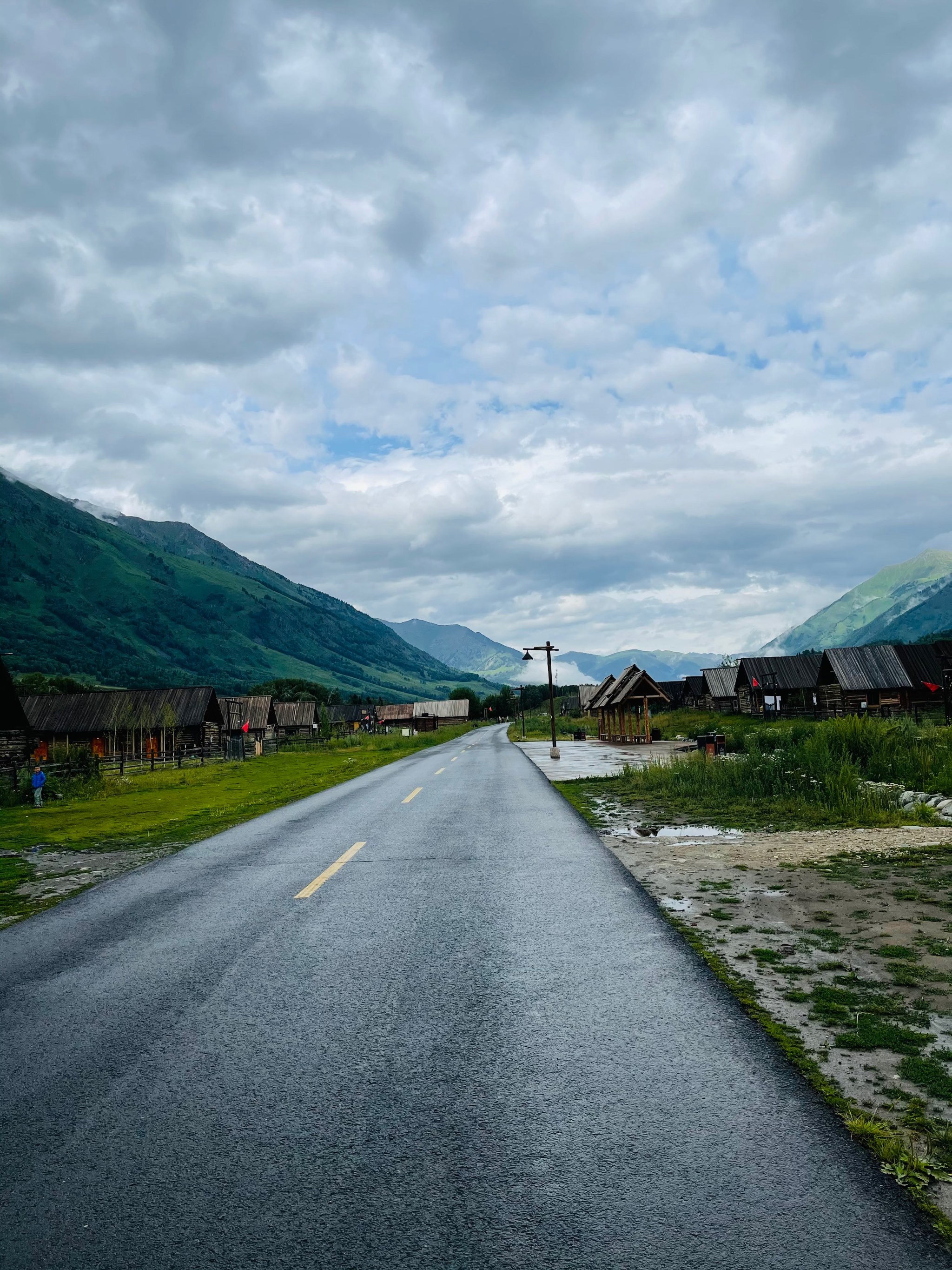 这是一个有几十家住户的图瓦族小村落在禾