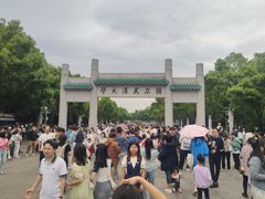 -武汉大学校门牌坊
