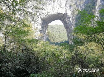 从天使之门入洞，洞内道路崎岖不平，要绕行巨大山石