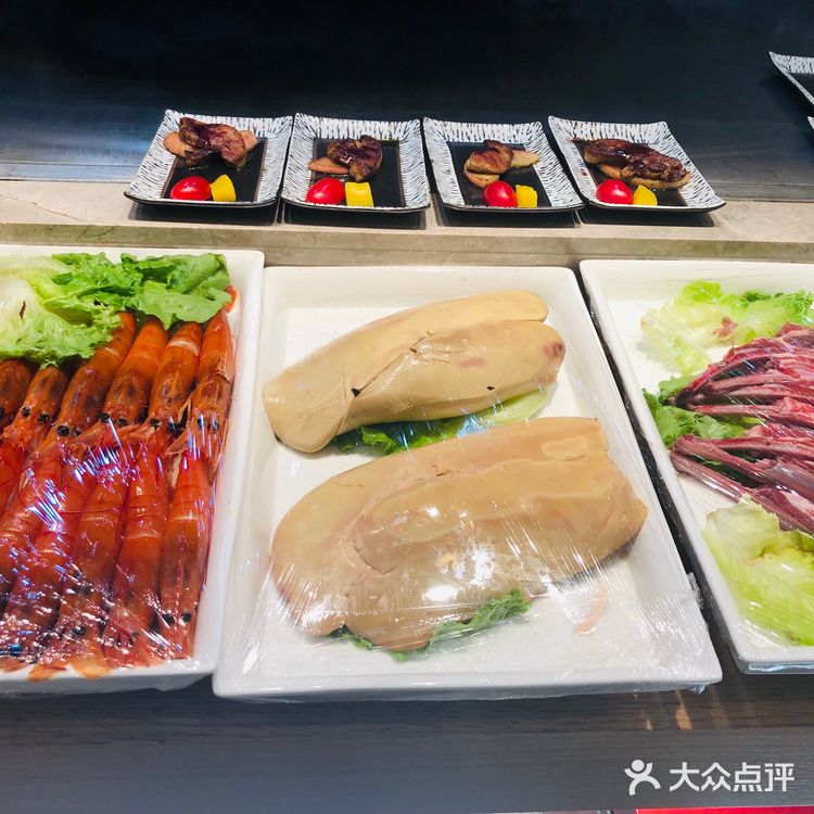 各种贝类 肉肉也很多 水果里面烤榴莲