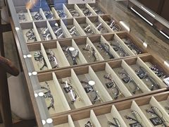 -三目眼镜·蔡司视觉合作店(青浦宝龙店)