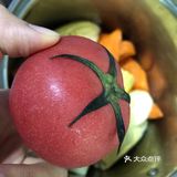 维生素之王   番茄玉米红萝卜土豆滚肉片汤