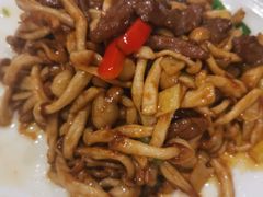 白玉菇炒牛柳-东江渔村·古典园林·30年粤菜老字号(太和店)
